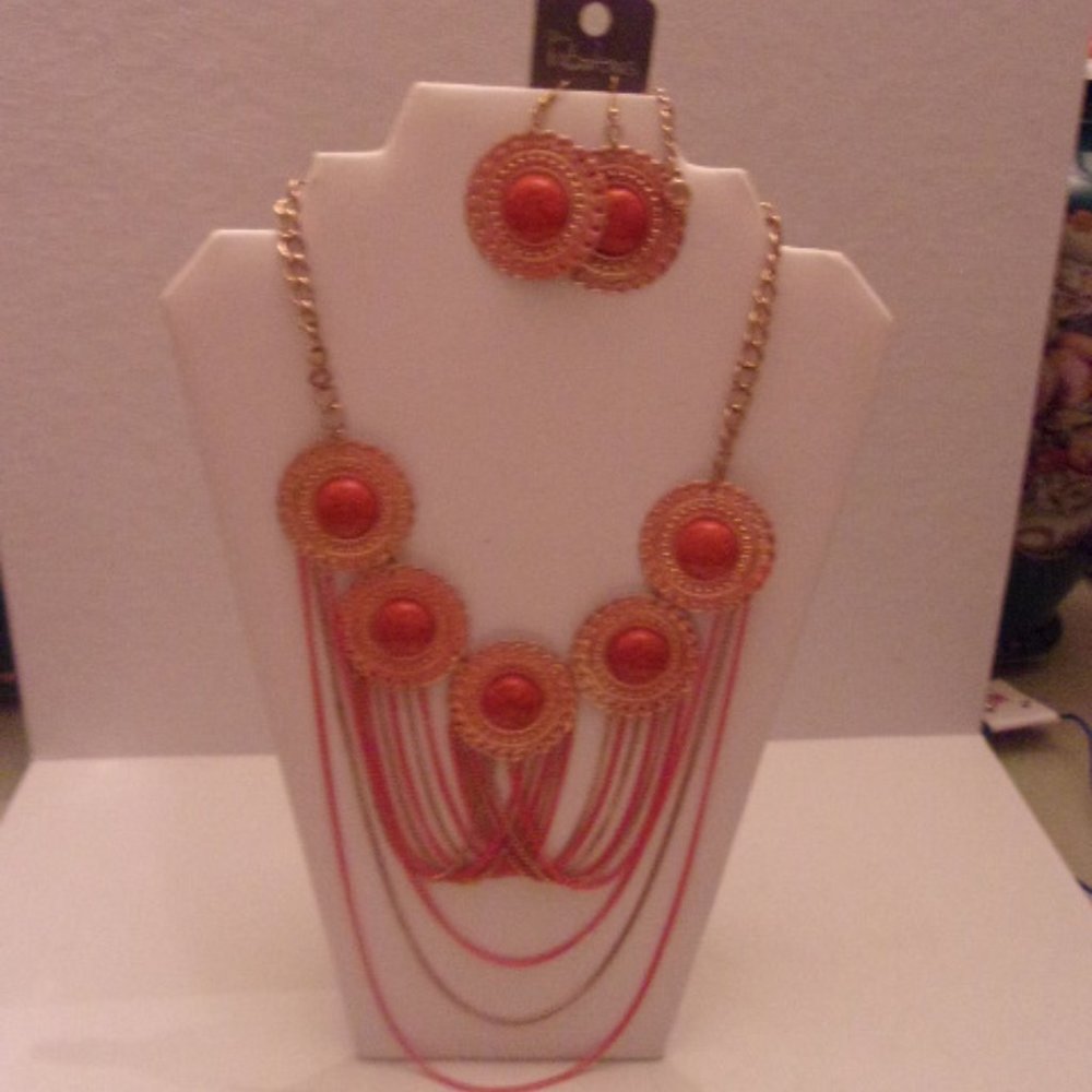 NWT DANGLE LAYERED NECKLACE/EARRINGS. TUB1-6